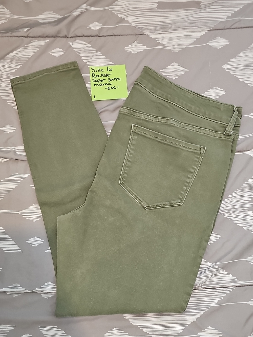 Old Navy Women's Skinny Jeans in Olive